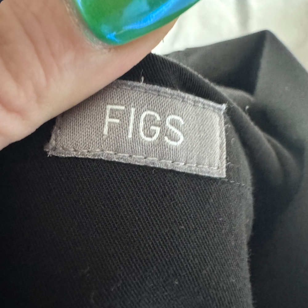 Figs Black V-Neck Scrub set Top and matching pants size medium gently used - Picture 7 of 9